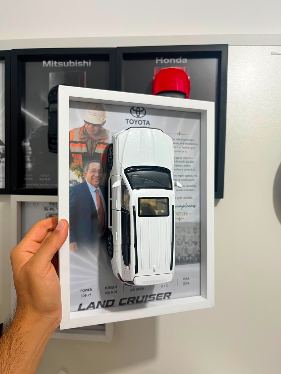 Cuadro Toyota Land Cruiser blanco con foto del homenajeado y dedicatoria de cumpleaños